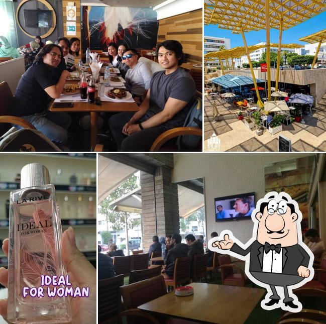 Installez-vous à l'une des tables de La Rive Restaurant Café Glacier