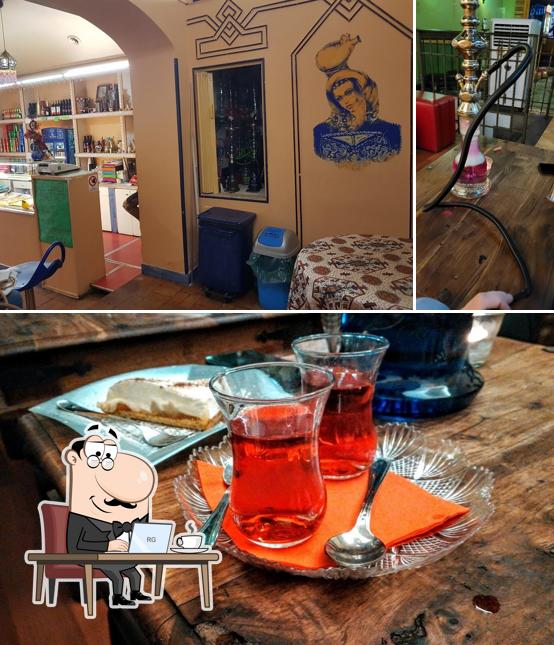 Installez-vous à l'une des tables de Shishà