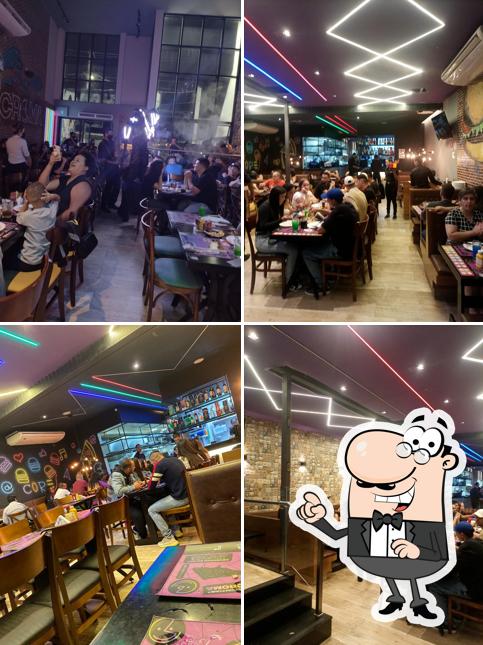 Sente em uma das mesas no Croma Burguers Osasco