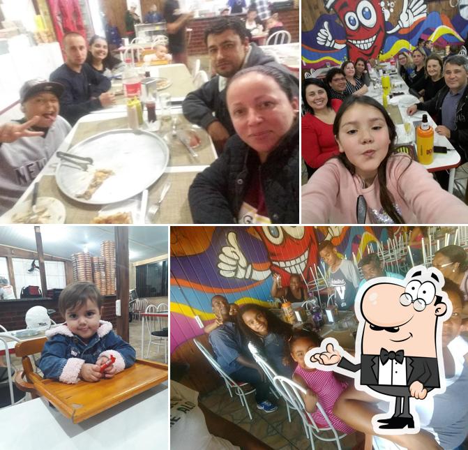 Sente em uma das mesas no Pizzaria Território Neutro