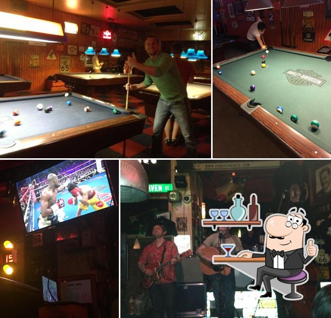 Installez-vous à l'une des tables de Restaurant @ Charlie Rockets