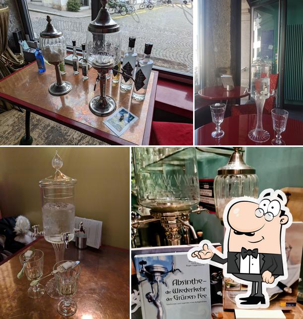 Siediti a un tavolo di Absinthe Bar Die grüne Fee