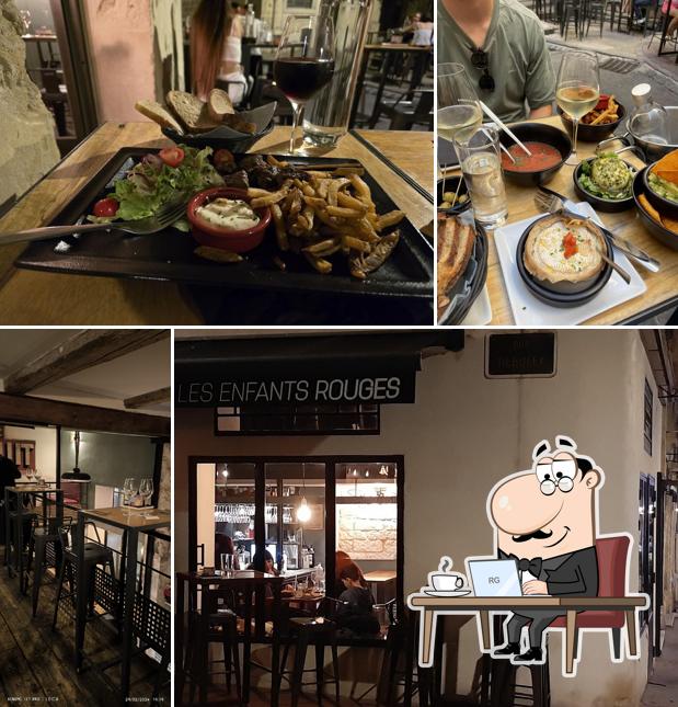 Installez-vous à l'une des tables de Les Enfants Rouges