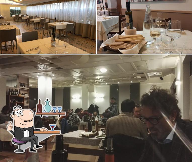 Installez-vous à l'une des tables de Ristorante La Riffa