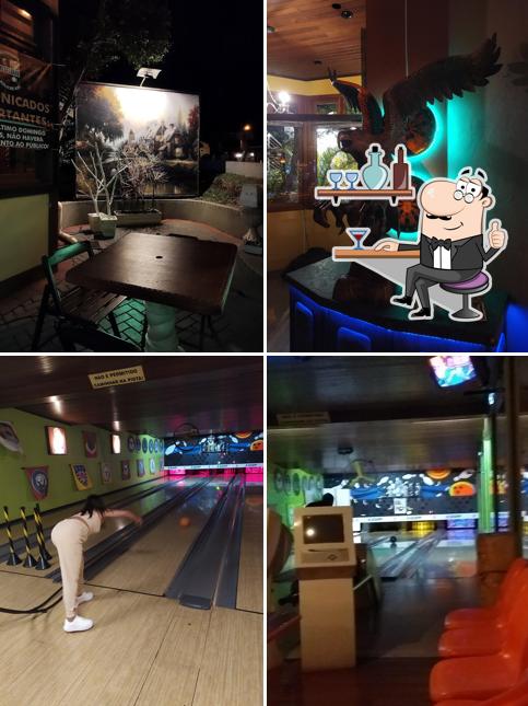 Sente em uma das mesas no Kegelbahn Boliche Bar e Restaurante