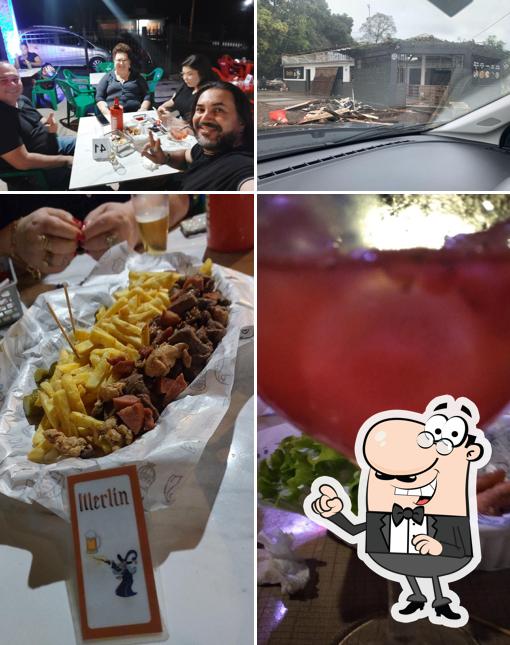 A imagem da exterior e comida no Merlin Gastropub