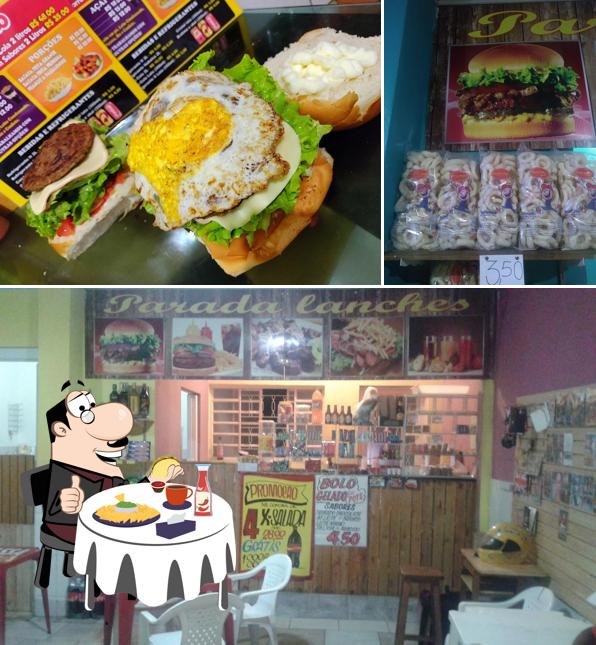 Experimente um dos hambúrgueres oferecidos no Parada Lanches