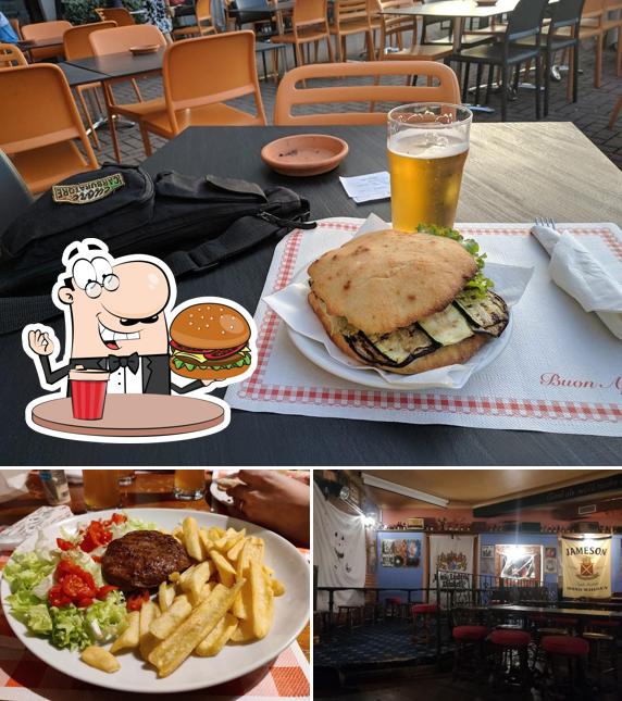 Ordina un hamburger a Pub Old building