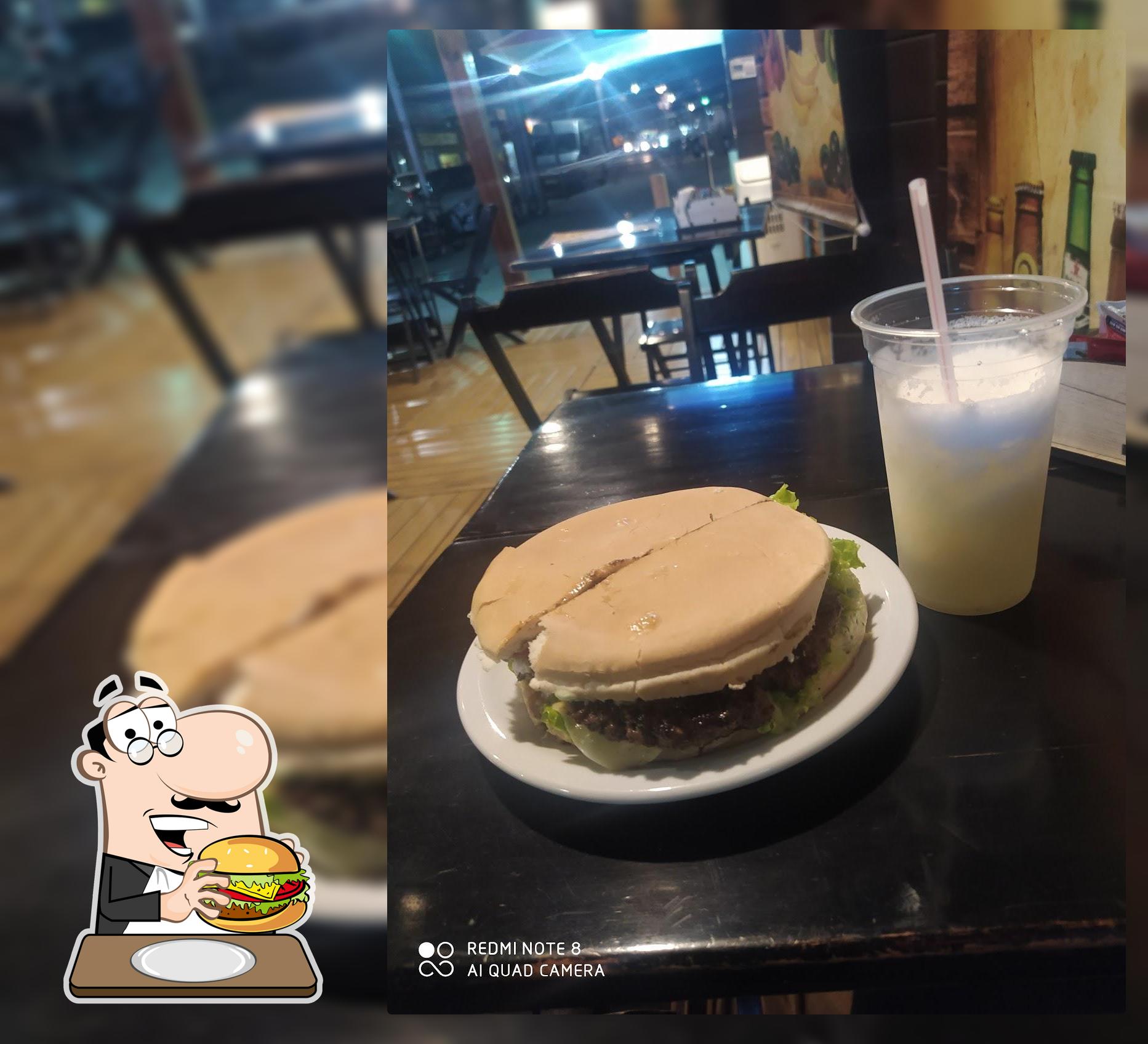 Peça um hambúrguer no Lanches Dom Gabriel