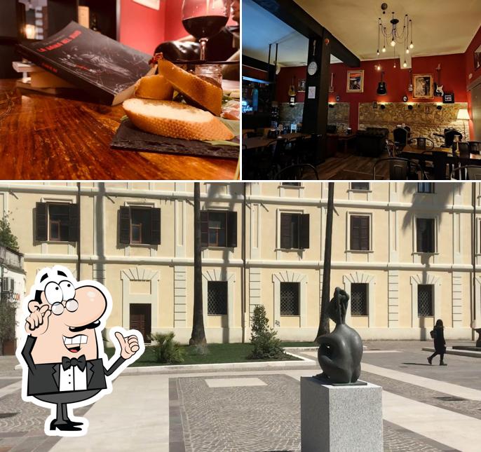 Questa è la immagine che mostra la interni e cibo di Riff