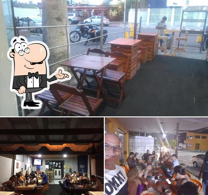 Sente em uma das mesas no Provisório Bar