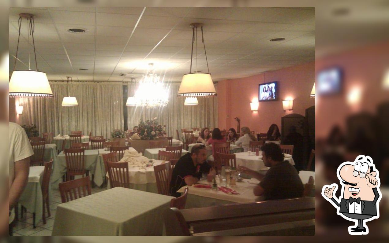 Siediti a un tavolo di Chen Lipeng di Chen Lipeng C