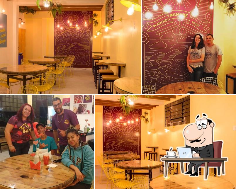 O interior do A Maré Lanches e Açaí