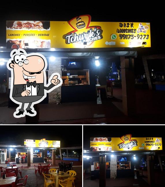 O interior do TCHURYKS LANCHES