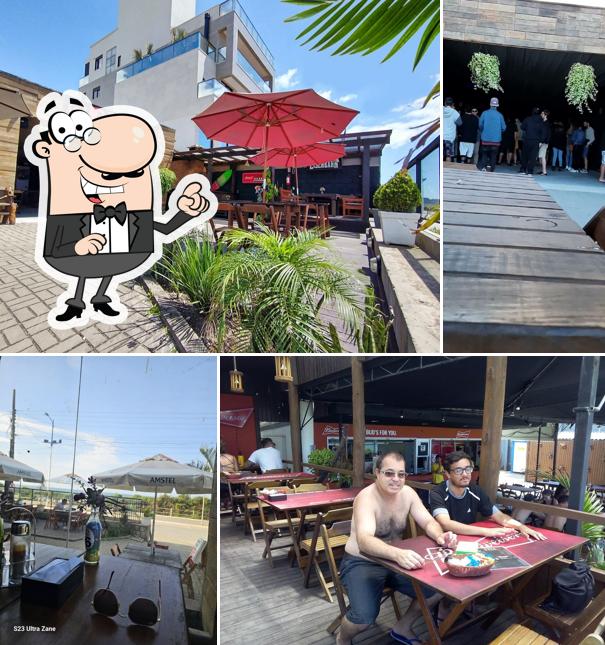 Sente em uma das mesas no Opis Bar & Restaurante Praia Brava