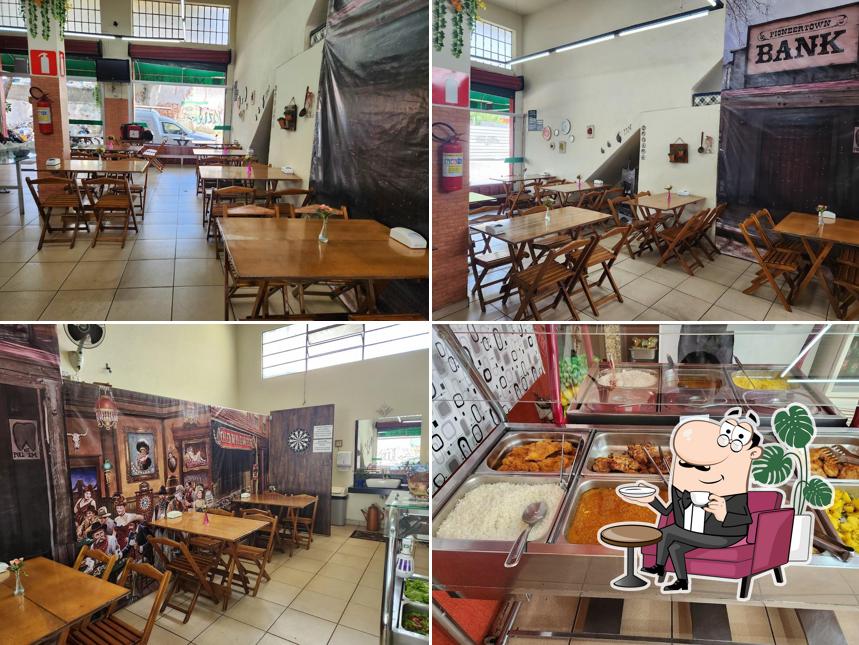 Sente em uma das mesas no Maria Pimenta Restaurante e Buffet M.E