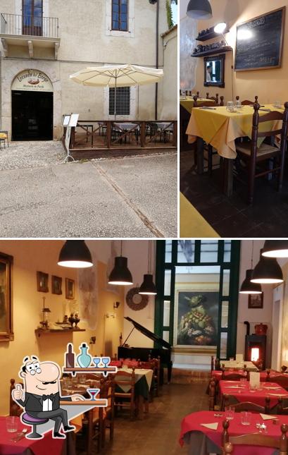 Siediti a un tavolo di Locanda del Borgo Hostaria in Farfa