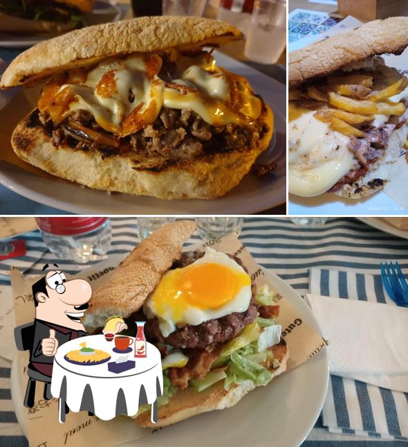 Ordina uno dei tipi di hamburger proposti a Mazzella Gastropub