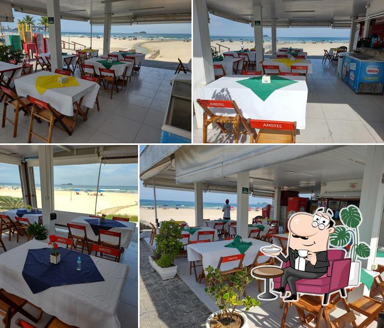 Sente em uma das mesas no Quiosque Sorte Boa