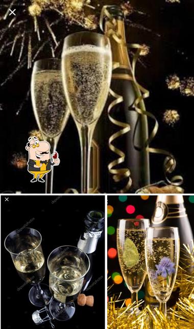 È gradevole godersi un bicchiere di vino a Chalet Dei Tigli Di Staiano Francesco & C. Sas