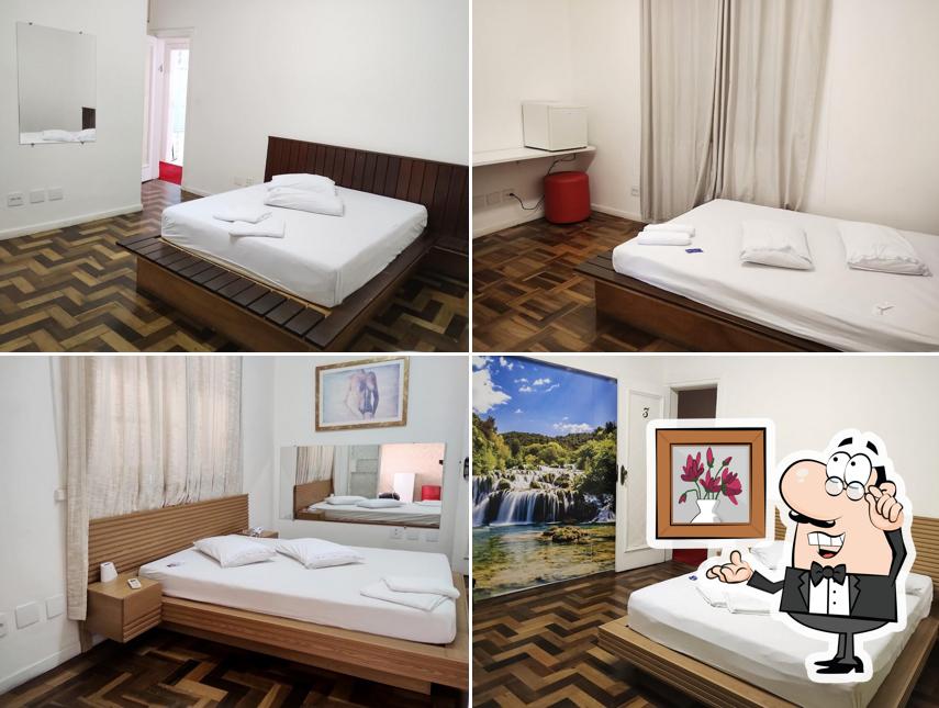 Sente em uma das mesas no Apice Scoth Bar