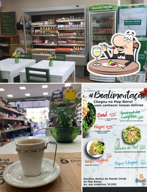 A comida e interior do restaurante