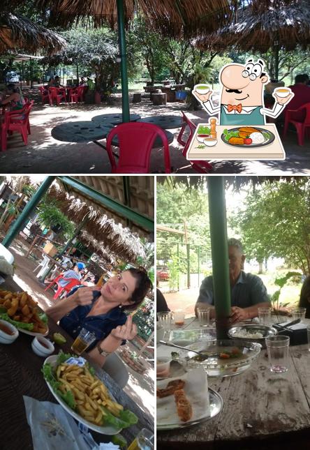 A imagem da comida e interior no Pesque E Pague Sempre Verde