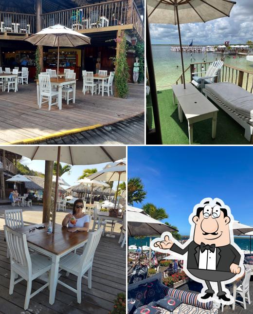 Sente em uma das mesas no Alchymist Beach Club