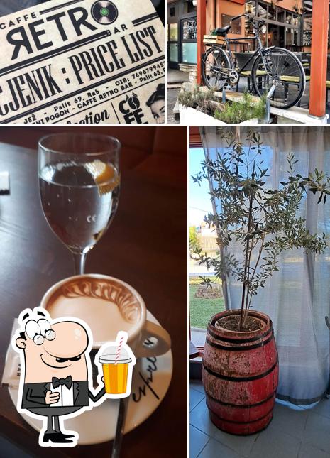 Goditi qualcosa da bere a Retro caffe bar