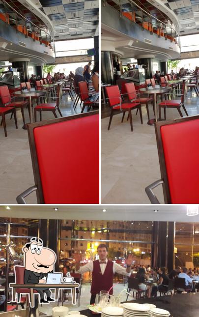 Installez-vous à l'une des tables de Rihab