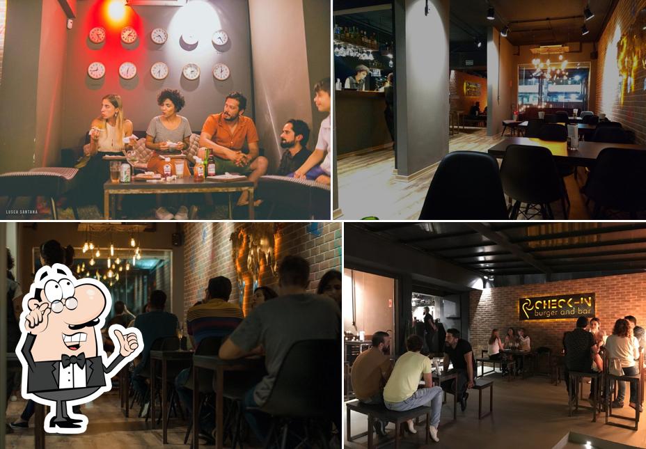 O interior do Check-in Burger and Bar