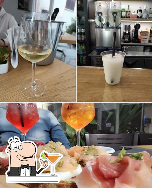 Dai un’occhiata alla immagine che raffigura la bevanda e cibo di CIPRIANO FOOD & DRINK