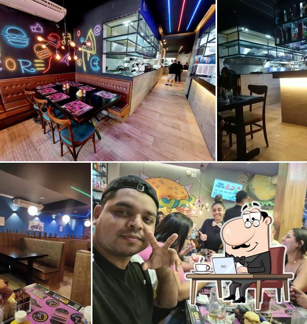 Sente em uma das mesas no Croma Burguers Osasco