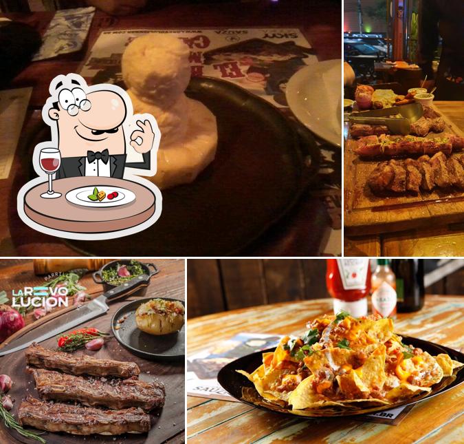 Comida em La Revolucion Bar