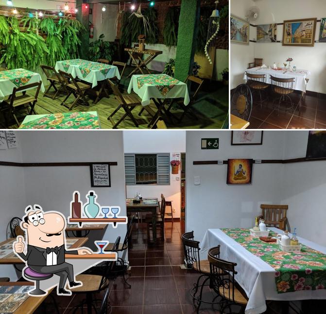 Sente em uma das mesas no Bistrô Graxaim