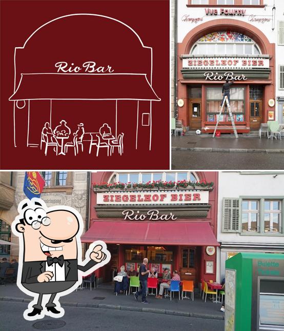 Installez-vous à l'une des tables de Rio Bar