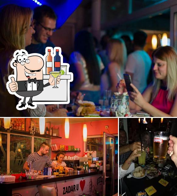 Tra le diverse cose da Dos Santos Cocktail Bar si possono trovare la bancone da bar e birra