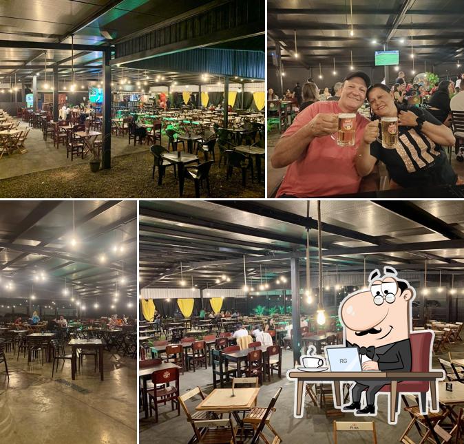 Veja imagens do interior do Tinin's Espetaria e Bar