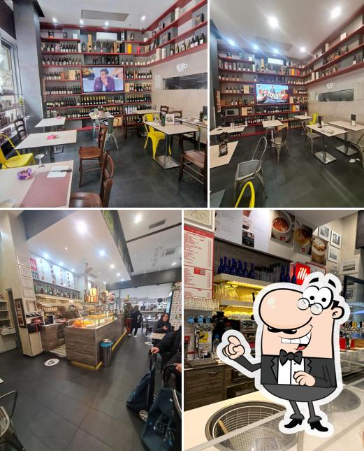 Siediti a un tavolo di The globe Coffee&Restaurant