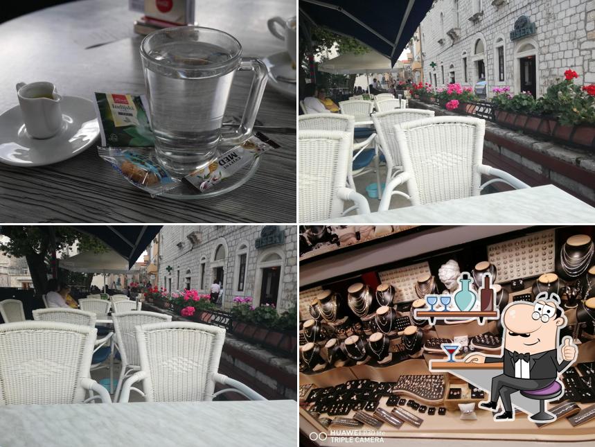 Siediti a un tavolo di Caffee Bar Biser