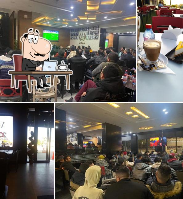 Installez-vous à l'une des tables de Café Villa-R