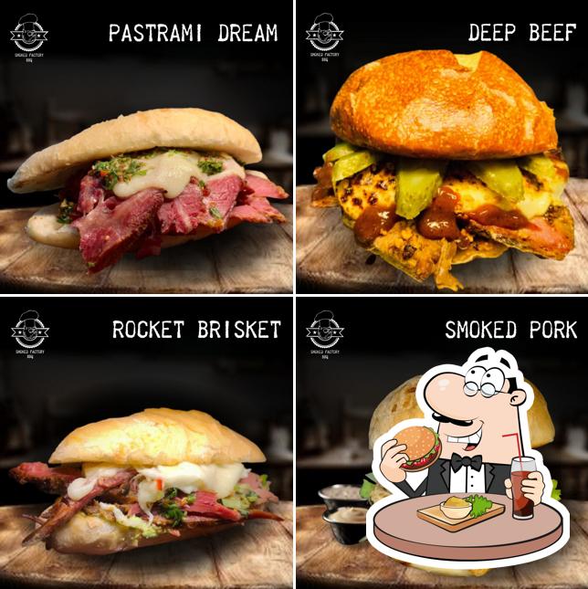 Consiga um hambúrguer no Lanches e Carnes Defumadas Artesanalmente