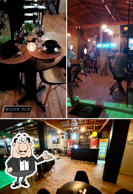 Veja imagens do interior do Major Pub