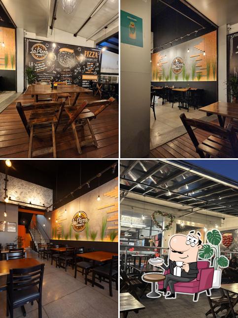 Sente em uma das mesas no LA PIZZA FARNETTI