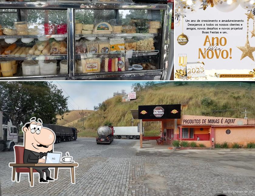 Sente em uma das mesas no PARADA DO RUSSO