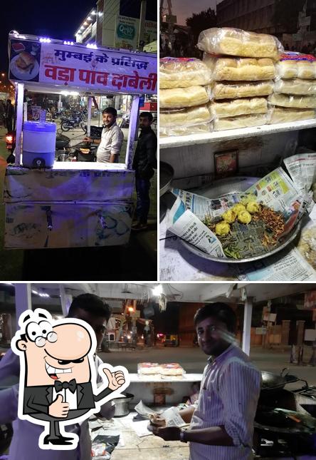 Here's an image of मु्म्ब‌ई के प्रसिध्द वडा पाव सेन्टर