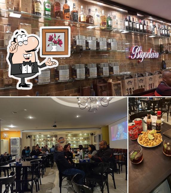 Sente em uma das mesas no Bar do Bigode e Xororó