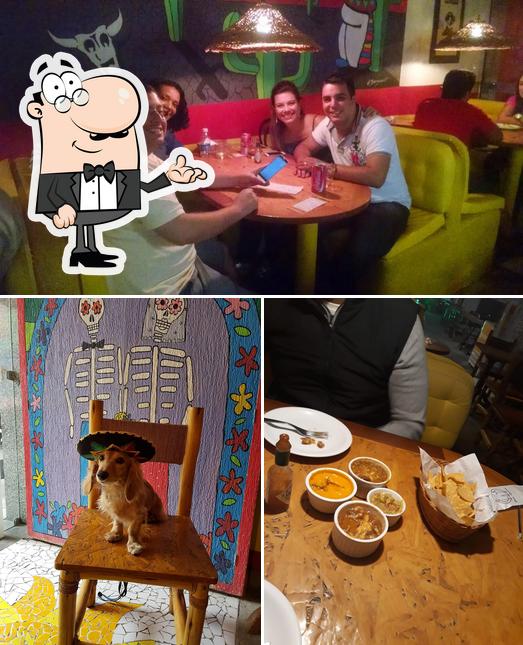 Sente em uma das mesas no Taco & Chilli