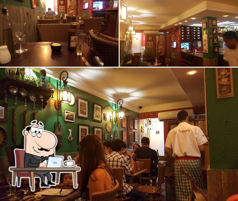 Sente em uma das mesas no La Tratoria