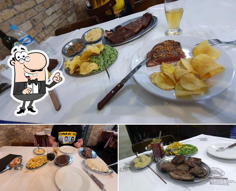 Sente em uma das mesas no Caravela do Visconde